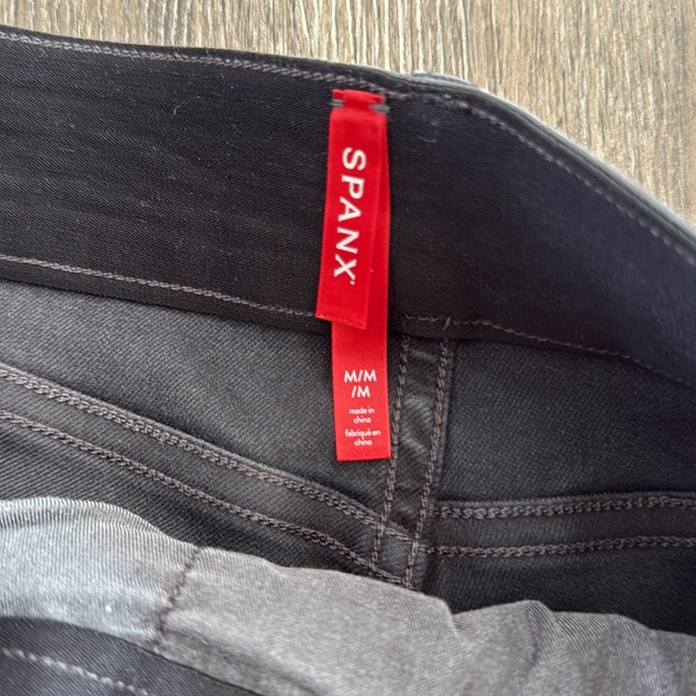 SPANX Twill 6” short - Picture 4 of 5